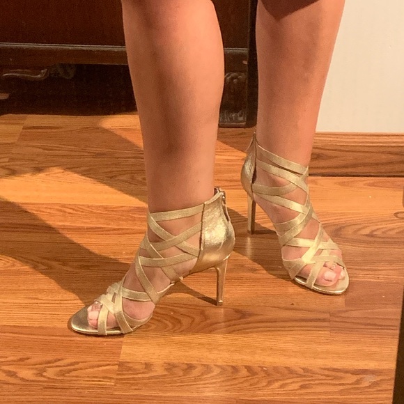 Metallic gold Tahari heels Size 10 - Picture 7 of 8
